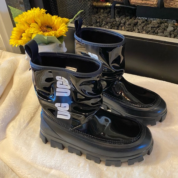 ✨NEW✨ Ugg Classic Brellah Mini Boots - Picture 3 of 6